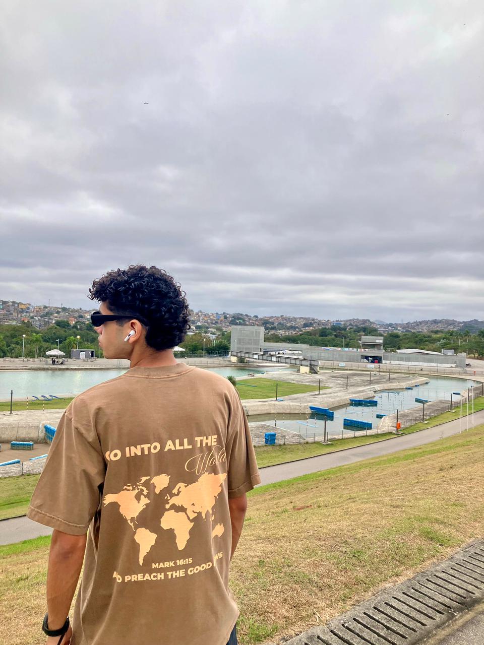 Camiseta Oversized Marrom - Go into all the world